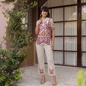 Ensemble coordonné beige en lin et coton brodé avec col chemise pour femme, pantalon droit à manches courtes, tenue décontractée style été - Product Image 3