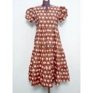 Robe midi bohème en coton lavable et écologique à imprimé floral, faite à la main, à manches courtes, pour femme, style décontracté, coupe trapèze, idéale pour l'été et la plage - Product Image 1