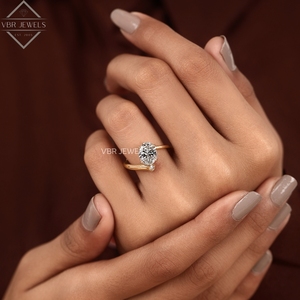 Bague ovale en diamant avec accent en or jaune, pierre solitaire, bijou de fiançailles, cadeau pour femme, design de luxe - Product Image 4