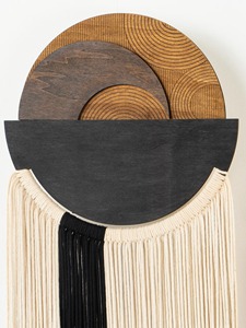 กรอบไม้ทรงกลมตกแต่งผนังด้วยงานถักมาคราเม่ สีดำและสีขาว เหมาะสำหรับตกแต่งห้องนอน ห้องนั่งเล่น และทางเข้าบ้าน ขายส่งจากอินเดีย - Product Image 2