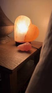 Lámpara de Sal Rosa del Himalaya Hecha a Mano, con Forma de Corazón, con Cable Regulable, para Mesa - Product Image 6
