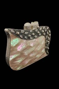 Pochette de soirée de luxe en nacre avec motif feuille métallique argentée et accents de perles - Product Image 2