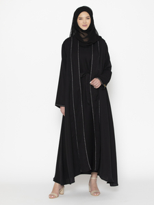 Abaya Maxi Noire à Capuche Signature avec Manches Longues et Coupe Ample Longueur Ras du Sol, Vêtement Traditionnel Moyen-Orientais en Polyester - Product Image 3