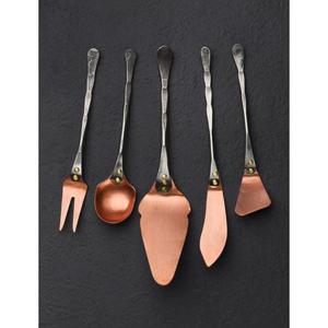 Ensemble de couverts en métal au fini élégant et raffiné, d'apparence luxueuse, pour les banquets de mariage, le service en restaurant et la décoration de la maison - Product Image 4