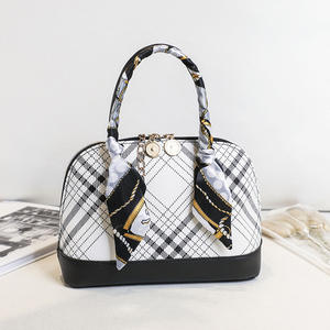 Bolso de Mano de Cuero de Lujo para Mujer, Elegante y Moderno, con Cadena, Diseño Floral, con Pañuelos Estampados - Product Image 6