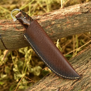 Cuchillo de acero de Damasco de alta calidad con mango de piña, punta de caída, orificio para el dedo, afilado a rasurada, para desollar y acampar, con funda de cuero, OEM - Product Image 5