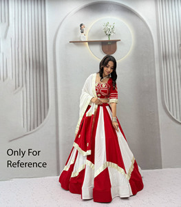 Magnifique nouvelle tenue traditionnelle indienne de designer pour le Navratri, Lehenga Choli, dernière collection Gujarati Chaniya Choli Lengha, directement de Surat. - Product Image 1