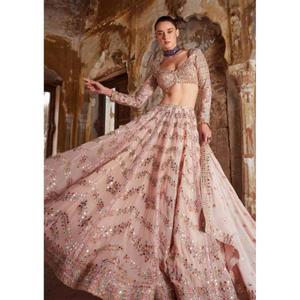 Préparez-vous à la fête de mariage avec notre magnifique ensemble de lehenga pour mariée, style mariage, lehenga en faux georgette avec miroir en papier. - Product Image 1