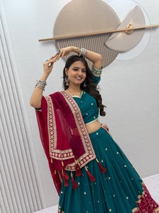 Robe de mariée traditionnelle indienne pour femme, Lehenga Choli, longueur ras du sol, verte et rouge, brodée, en georgette, coupe ample - Product Image 2
