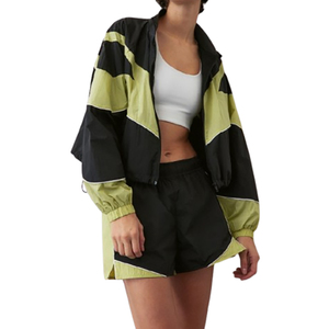 ชุดวอร์มกันลมสองชิ้นแบบมีฮู้ดและกางเกงขาสั้นสำหรับผู้หญิง  ผ้าไนลอน  ลายบล็อกสี  พร้อมโลโก้ - Product Image 1