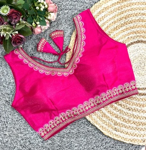 Blusa moderna con cuello en V, con lentejuelas, bordado con hilo y detalles en jari. La blusa tiene espalda abierta, media manga lisa y una blusa interior adjunta. - Product Image 1
