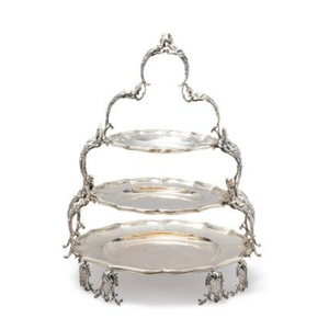 Support à gâteau en métal plaqué or de forme irrégulière, style rustique vintage très demandé, avec motif feuille sur base en marbre, provenant d'Inde. - Product Image 3