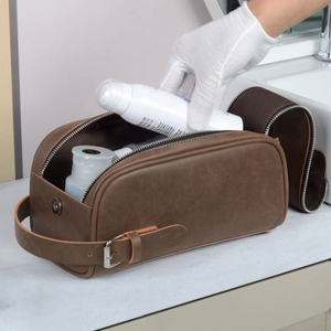 Neceser de Viaje Clásico de Cuero con Cierre de Cremallera y Correa Ajustable para Artículos de Aseo y Accesorios para Hombre - Product Image 4