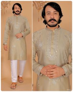 Ensemble Kurta Pyjama Brodé Dernière Collection, Tenue Traditionnelle Indienne et Pakistanaise pour Hommes, Ornée de Paillettes, Idéale pour Mariages - Product Image 5