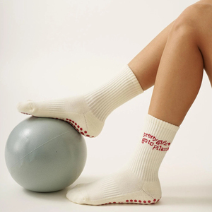 Calcetines de Pilates Personalizados con Texto Tejido, Antideslizantes, de Algodón, para Mujer, Multicolores, Marca Privada para Estudio de Reformer - Product Image 4