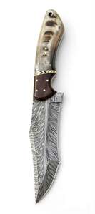 Couteau fixe robuste artisanal en acier Damas à motifs plumeux, outil utilitaire à lame fixe, manche hybride bois et corne - Product Image 2