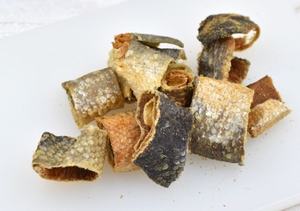 หนังปลาอบแห้งพรีเมียม ขายส่งจำนวนมาก ขนมสุนัข / หนังปลาบาซาและปลาแซลมอนอบแห้ง รูปทรงลูกเต๋ากรุบกรอบและเกลียว - Product Image 6