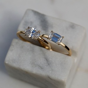 Bague de mariage minimaliste en or jaune 14 carats avec diamant de laboratoire taille émeraude 1 CT certifié IGI VS+ et sangle à 4 griffes de 1,6 mm - Product Image 6