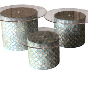 Superbe support à gâteau en nacre, avec bases en bois bleu à plusieurs niveaux et dessus en verre, pour une présentation culinaire haut de gamme. - Product Image 2