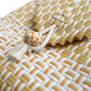 Sac fourre-tout tissé en plastique recyclé 100 % fait main, écologique, couleur naturelle et blanche, en matière plastique recyclée - Product Image 4