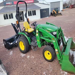 Tractor utilitario compacto John Deere 2025R asequible con alta productividad y gran rendimiento - Product Image 1