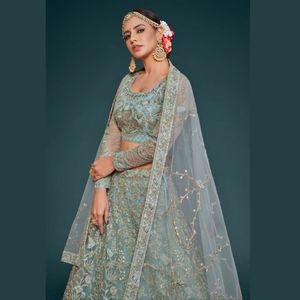 Lehenga Choli de Diseño Premium para Mujer en Azul Cielo, con Red Suave, Hilo Zari Badla y Bordado con Hilo Brillante Dori. - Product Image 5