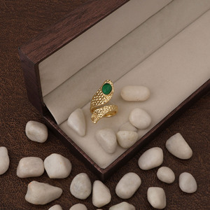 Bague ajustable en or 18 carats plaqué or avec pierre d'émeraude, faite à la main, bijou statement, cadeau pour elle, pierre de naissance de mai - Product Image 4