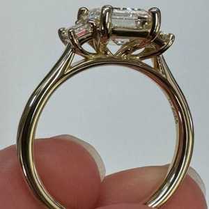 แหวนเพชรทรงเอเมอรัลด์ 2 กะรัต เพชรเลี้ยงในห้องปฏิบัติการ ทอง 14K แหวนสามเม็ด สำหรับหมั้น แต่งงาน ครบรอบ ผู้ผลิตเครื่องประดับ ผู้ส่งออกเครื่องประดับ - Product Image 4