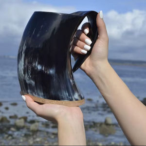 Jarra de Cerveza de Cuerno de Búfalo Natural con Base de Madera, Jarra Vikinga Hecha a Mano - Product Image 1