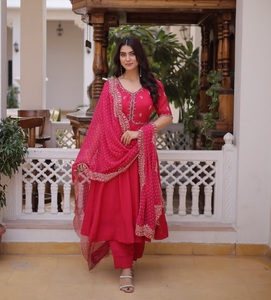 Salwar Kameez tradicional indio con dupatta y bordados para cada ocasión, ropa elegante para mujer a un precio asequible. - Product Image 1