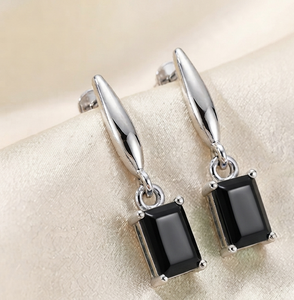 Boucles d'oreilles pendantes ovales argentées avec zircon noir rectangulaire, géométriques et tendance, bijoux certifiés pour fêtes et mariages - Product Image 1