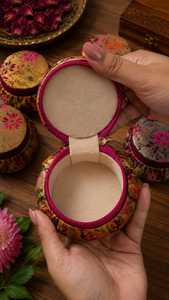 Boîte à bijoux traditionnelle en tissu Paithani, boîte à bijoux ronde faite à la main, étui de rangement pour bijoux, motif floral de paon, pochette de rangement à fermeture éclair - Product Image 3