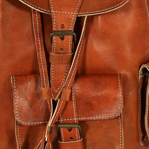 Sac à dos Biyadina Premium en cuir véritable rouge vintage pour hommes, fait à la main, fermeture à glissière élégante, fabriqué par des artisans experts. - Product Image 4