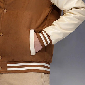 Veste varsity en daim marron pour homme avec manches crème, col rabattu, fermeture boutonnée, vêtement décontracté pour l'automne - Product Image 4