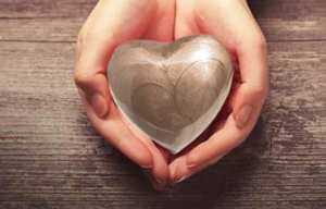 Urna Conmemorativa de Latón en Forma de Corazón, Mini Urna de Cremación de Alto Brillo, Caja Premium con Soporte Incluido, Nuevo Diseño, Urnas de Metal para Cenizas Humanas - Product Image 6