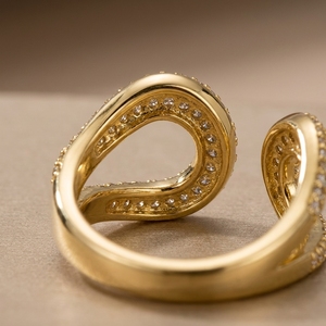 แหวนเพชรทรงเปิดแบบวงแหวน ดีไซน์คลื่นคู่ ลวดลายเป็นเอกลักษณ์  ทองคำ 14K สีเหลือง - Product Image 3