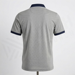 Polo pour homme à motif à pois gris, manches courtes, en coton tricoté, design décontracté et respirant, col et poignets à bordure marine - Product Image 2