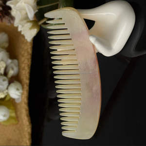 Peine personalizado de cuerno de búfalo para masaje de salón para mujer, estilo náutico pulido ecológico - Product Image 5
