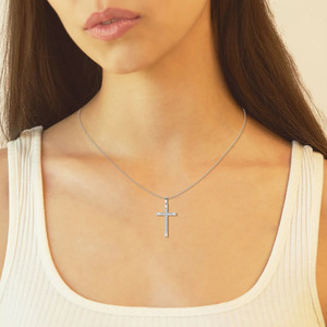 Collar con Colgante de Cruz de Oro Blanco con Diamante Cultivado en Laboratorio - Product Image 2