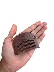 Outil de coiffage de barbe sculpté à la main, taille mini, facile à transporter, sculpture rustique, design vintage, pour usage personnel et cadeaux. - Product Image 4