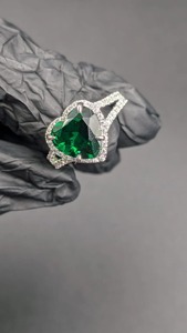 Anillo de Compromiso de Plata con Halo de Esmeralda Verde y Moissanita en Forma de Corazón, Diseño Especial para el Día de la Madre, Chapado en Oro de 14K con Diamantes - Product Image 2