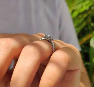 Anillo de Compromiso Personalizado con Moissanita de Corte Esmeralda de 1 Quilate, Oro Sólido de 18k, Claridad VVS, Sin Níquel, Sin Plomo, Directo de Fábrica - Product Image 3