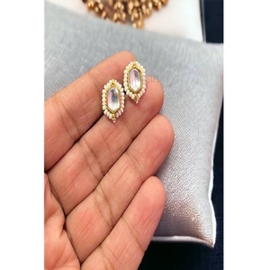 Pendientes de botón vintage chapados en oro con turquesa y engaste de perlas de imitación para la colección de fiesta de mujer - Product Image 2