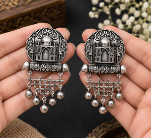 Boucles d'oreilles pendantes ethniques vintage en argent tibétain OZ-114 Taj Mahal pour femmes, en laiton plaqué argent antique, vente en gros ARTS JEWELS - Product Image 3