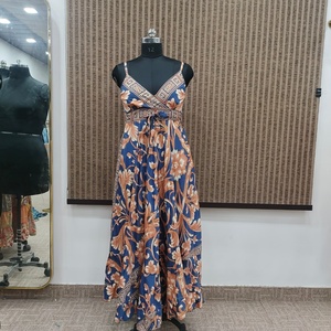 Robe décontractée pour femme, style bohème, imprimé floral, en mélange de coton tissé, longueur ras du sol, col en V, bretelles spaghetti, coupe trapèze, taille élastique, coupe classique - Product Image 1