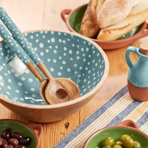 Bol en bois fait main avec intérieur à pois bleus, style nordique, pour la présentation des aliments, bol à salade ou à en-cas avec émail. - Product Image 4