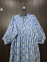 Robe Club en Coton Rayée Bleue et Blanche à Imprimé Soleil, Longueur Genou, Coupe Évasée, avec Poches et Manches Courtes, Taille Cintrée