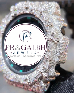 นาฬิกาข้อมือผู้ชาย Pragalbh Jewels รุ่นหรูหรา ประดับเพชรแบบ Iced Out Pavé ตัวเรือนสเตนเลสสตีล สายยาง ควอตซ์ อนาล็อก พร้อมกรอบหน้าปัดรูปกากบาทแบบสั่งทำพิเศษ - Product Image 3