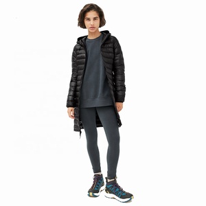 Veste d'hiver longue matelassée à capuche pour femme, manches longues, en polyester épais avec fermeture éclair, couleur noire unie - Product Image 4
