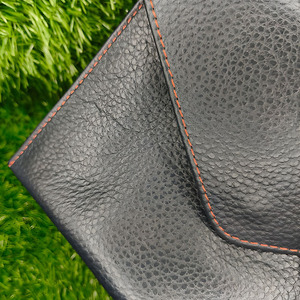 กระเป๋าสตางค์หนังวัวลายเรียบพรีเมียมสำหรับผู้ชาย ดีไซน์แบบพับสองตอนเรียบง่าย พร้อมการเย็บด้ายสีแดงที่ทนทานและกระดุมแป๊ก - Product Image 2